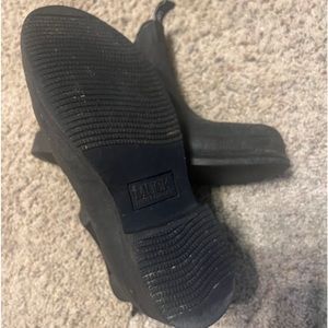 Black muck boots men’s 11 woman’s 12